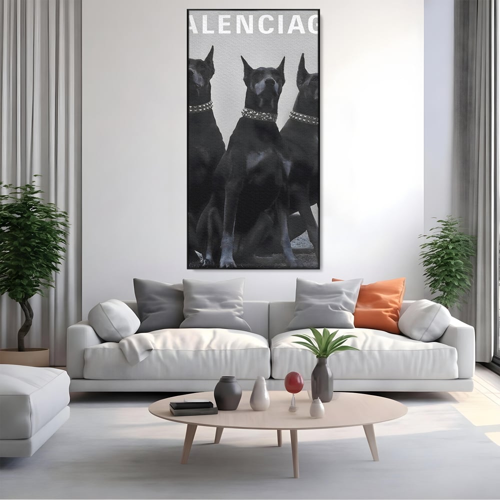 Tablou canvas cu tablou canvas cu trei dobermani, in rama de aluminiu negru, pe perete intr-un living